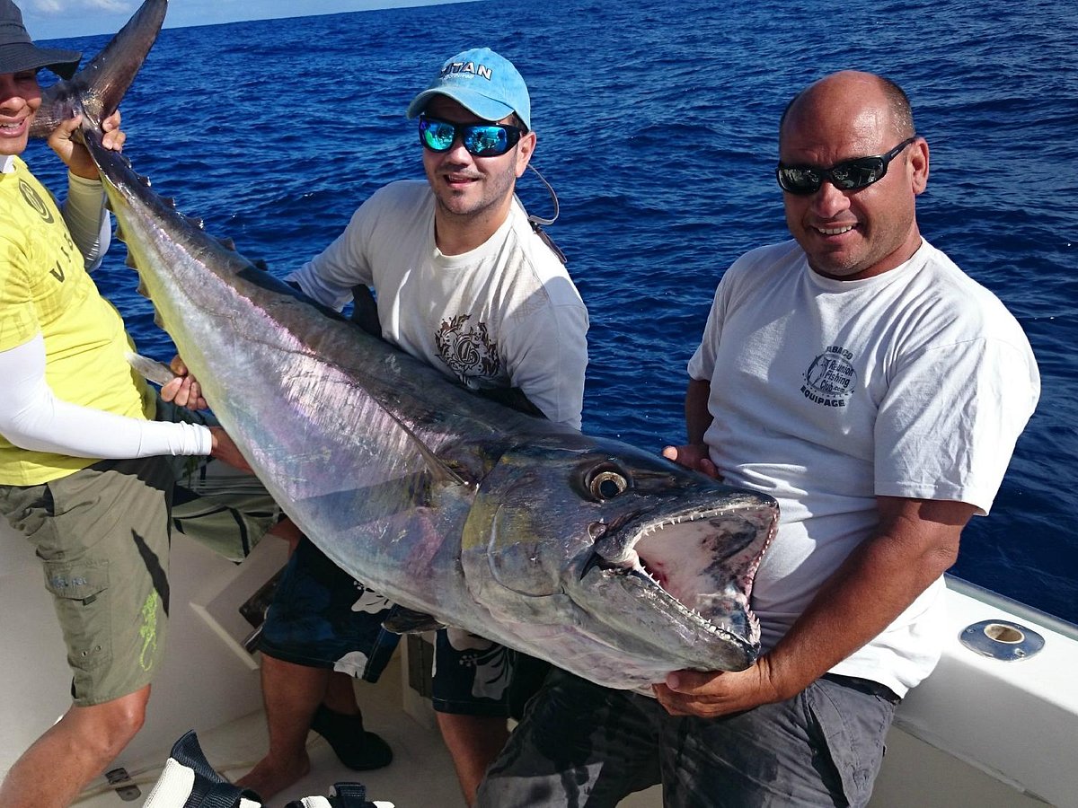 trois pêcheurs avec un gros poisson