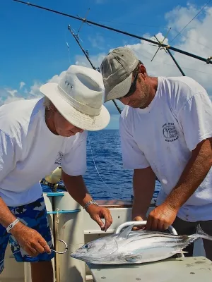 deux pêcheurs sur un bateau avec un poisson